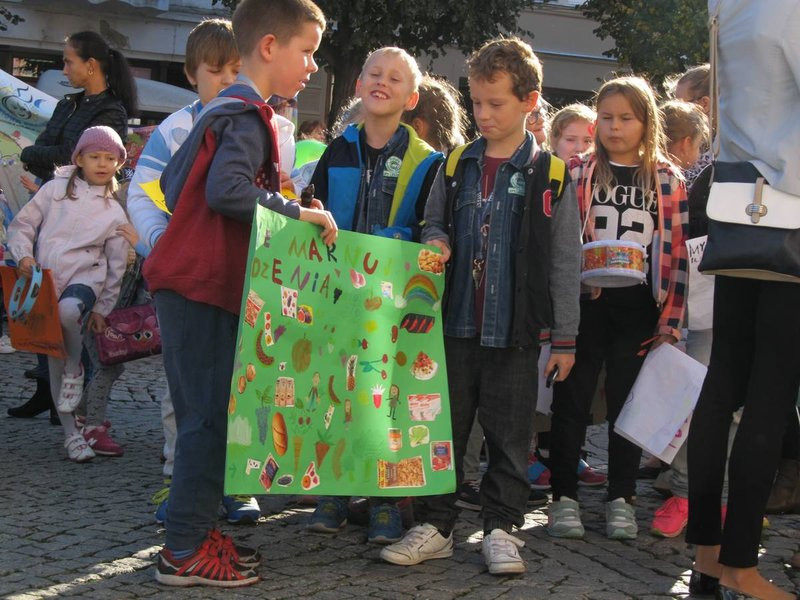 Dzieci robią hałas o jedzenie (zdjęcia)