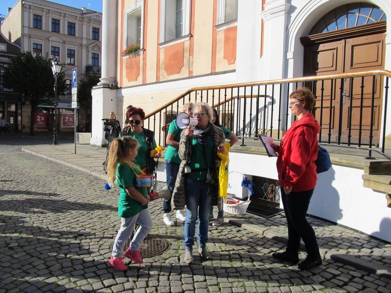 Dzieci robią hałas o jedzenie (zdjęcia)