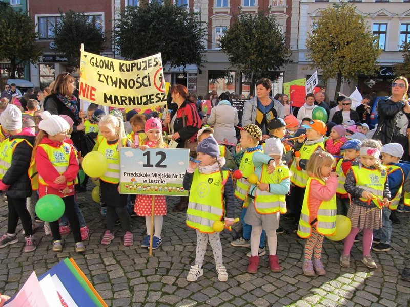 Dzieci robią hałas o jedzenie (zdjęcia)