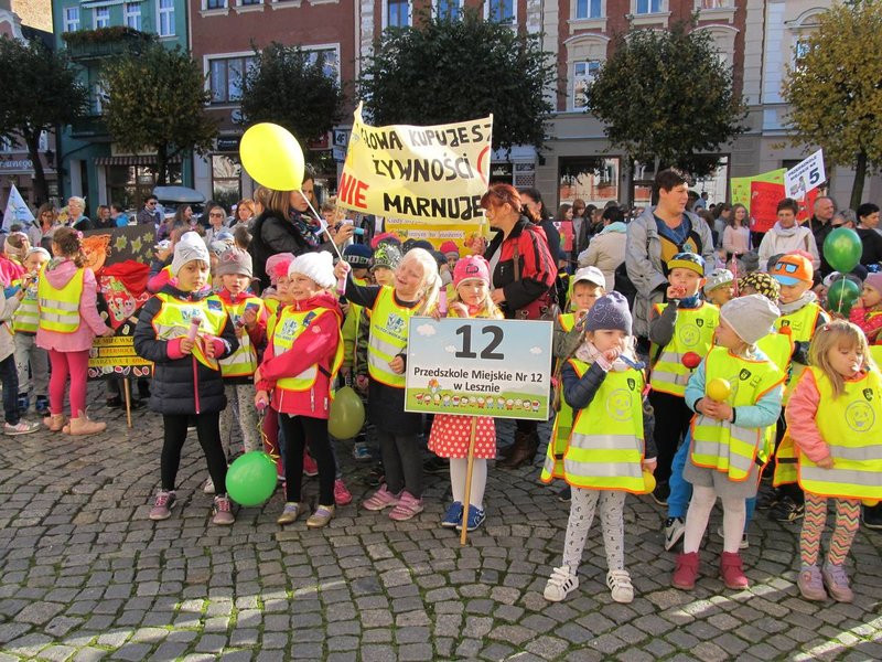 Dzieci robią hałas o jedzenie (zdjęcia)