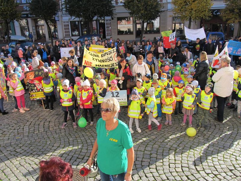 Dzieci robią hałas o jedzenie (zdjęcia)