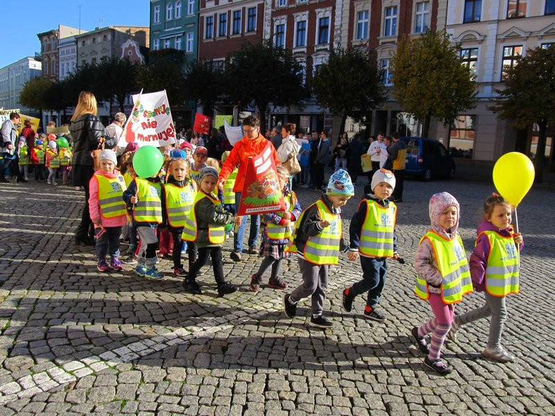 Dzieci robią hałas o jedzenie (zdjęcia)