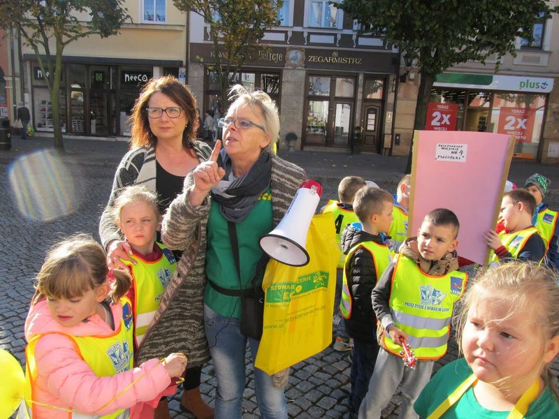 Dzieci robią hałas o jedzenie (zdjęcia)
