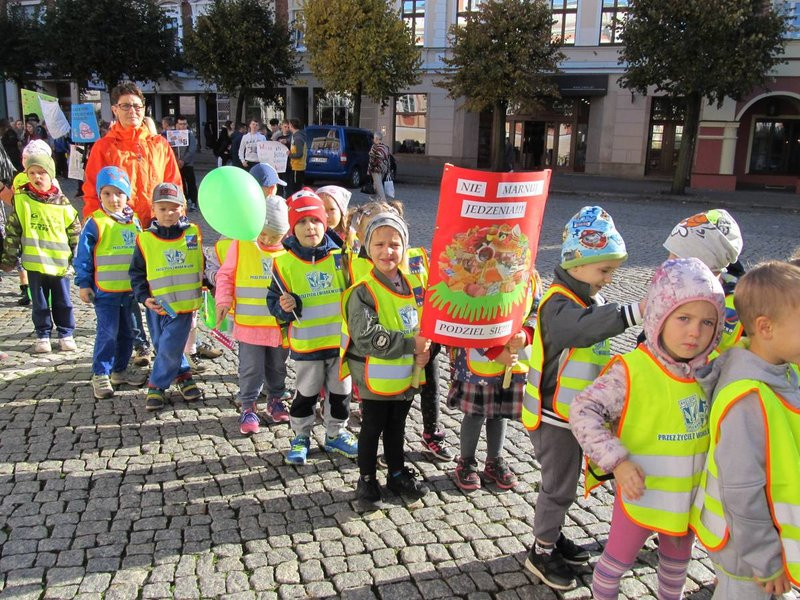 Dzieci robią hałas o jedzenie (zdjęcia)