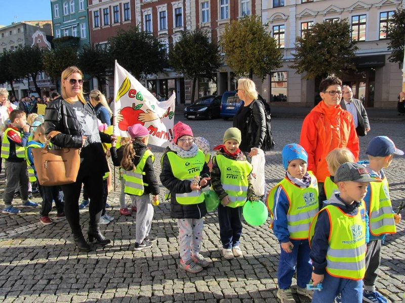 Dzieci robią hałas o jedzenie (zdjęcia)