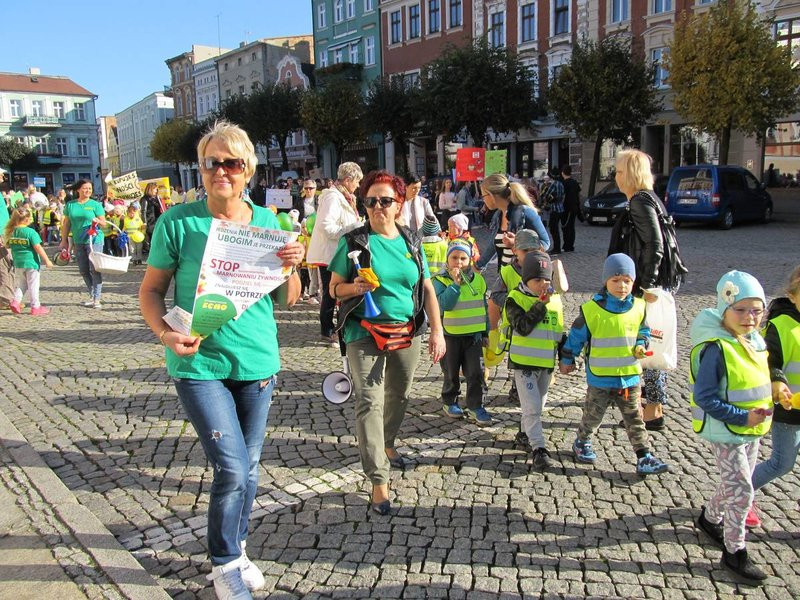 Dzieci robią hałas o jedzenie (zdjęcia)