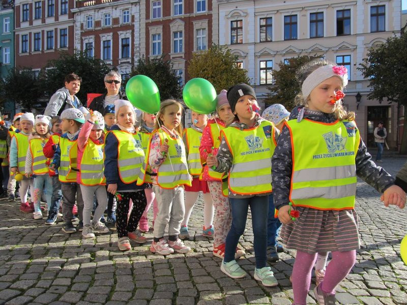Dzieci robią hałas o jedzenie (zdjęcia)