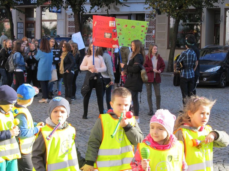 Dzieci robią hałas o jedzenie (zdjęcia)