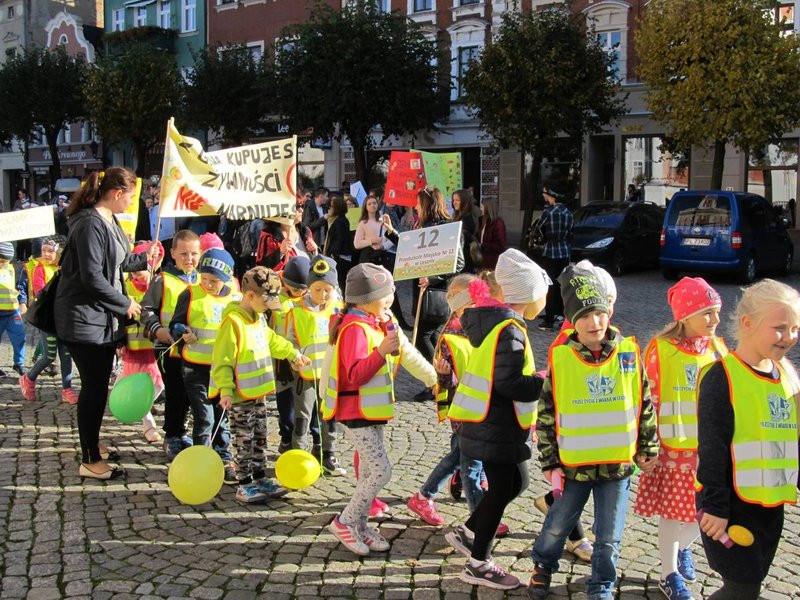 Dzieci robią hałas o jedzenie (zdjęcia)