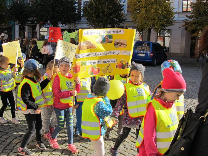 Dzieci robią hałas o jedzenie (zdjęcia)