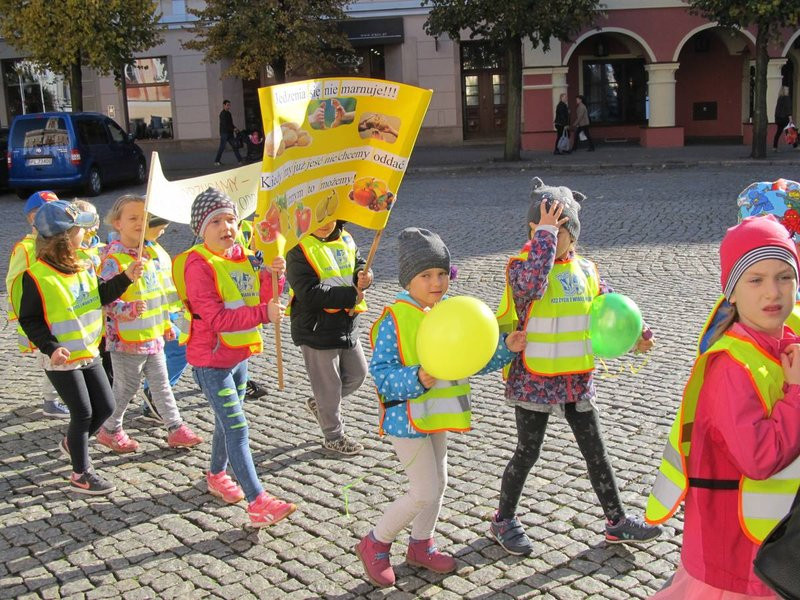 Dzieci robią hałas o jedzenie (zdjęcia)
