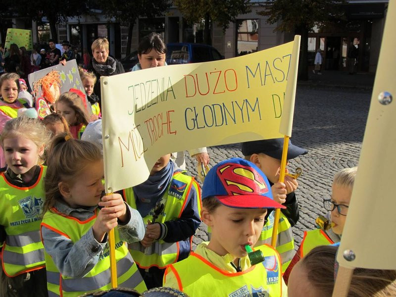 Dzieci robią hałas o jedzenie (zdjęcia)