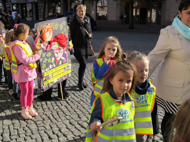 Dzieci robią hałas o jedzenie (zdjęcia)