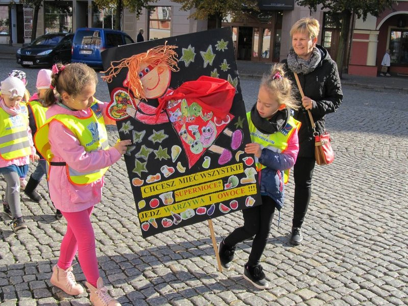 Dzieci robią hałas o jedzenie (zdjęcia)