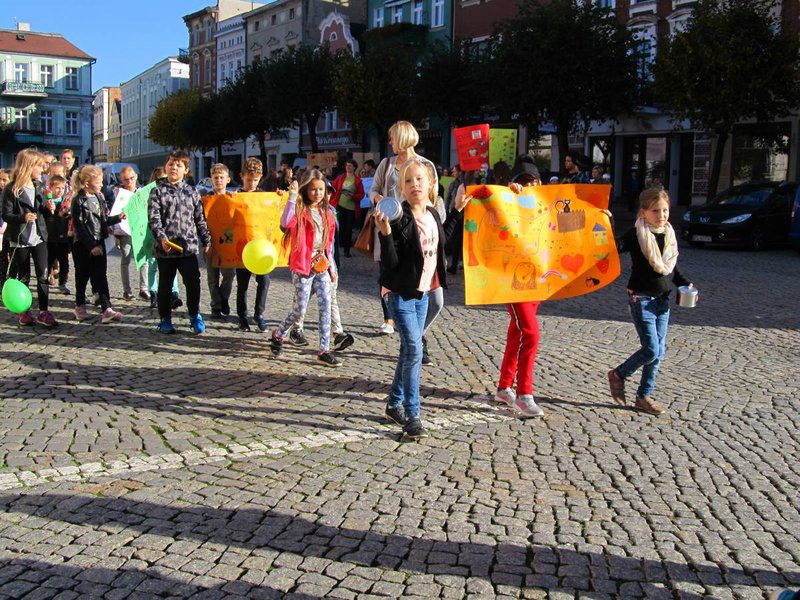 Dzieci robią hałas o jedzenie (zdjęcia)