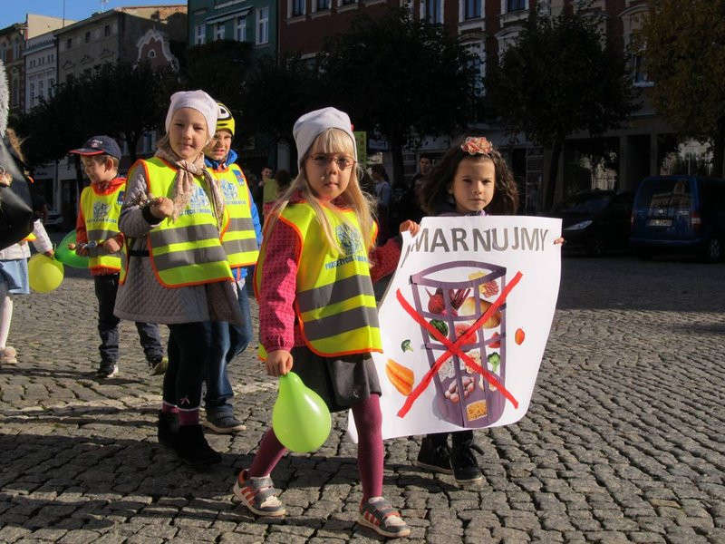 Dzieci robią hałas o jedzenie (zdjęcia)