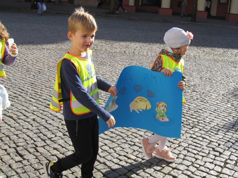 Dzieci robią hałas o jedzenie (zdjęcia)