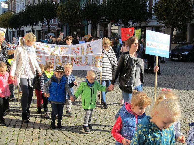 Dzieci robią hałas o jedzenie (zdjęcia)