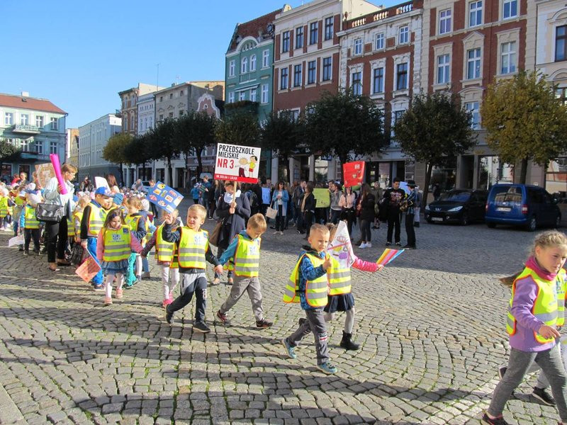 Dzieci robią hałas o jedzenie (zdjęcia)