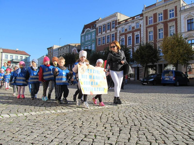 Dzieci robią hałas o jedzenie (zdjęcia)