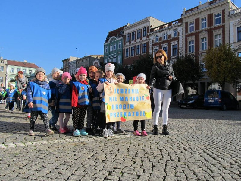 Dzieci robią hałas o jedzenie (zdjęcia)
