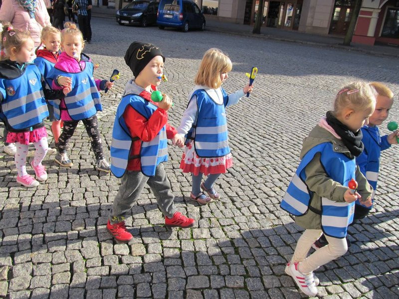 Dzieci robią hałas o jedzenie (zdjęcia)