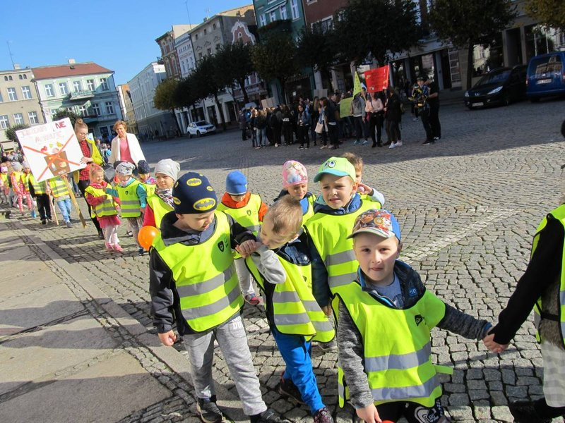 Dzieci robią hałas o jedzenie (zdjęcia)