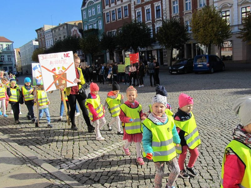 Dzieci robią hałas o jedzenie (zdjęcia)