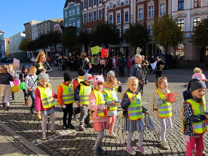 Dzieci robią hałas o jedzenie (zdjęcia)