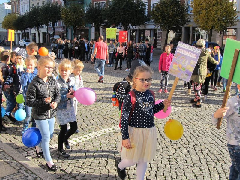 Dzieci robią hałas o jedzenie (zdjęcia)