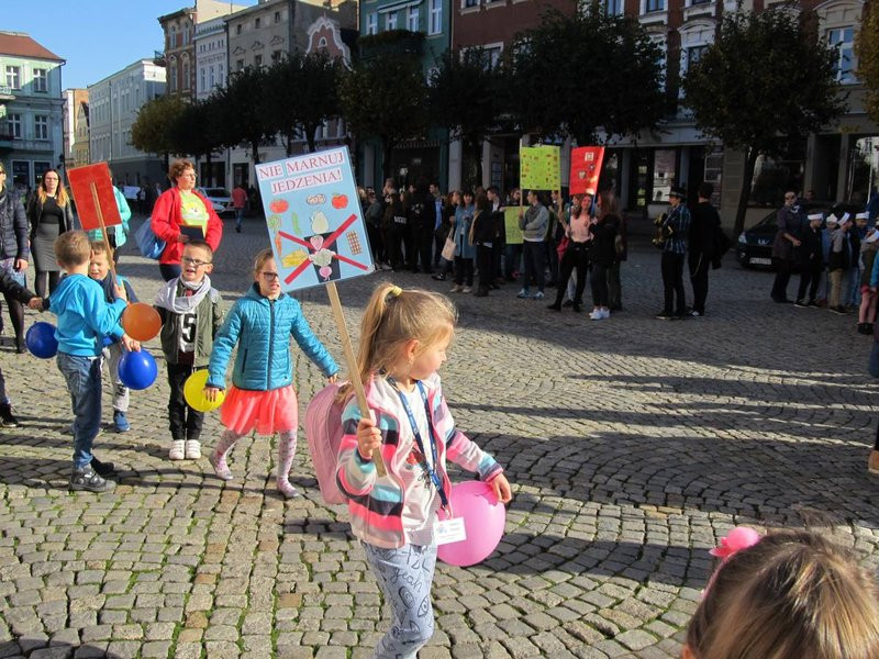 Dzieci robią hałas o jedzenie (zdjęcia)