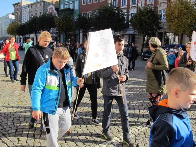 Dzieci robią hałas o jedzenie (zdjęcia)