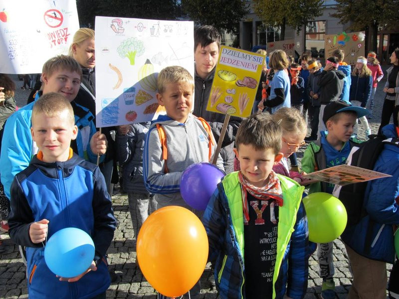 Dzieci robią hałas o jedzenie (zdjęcia)