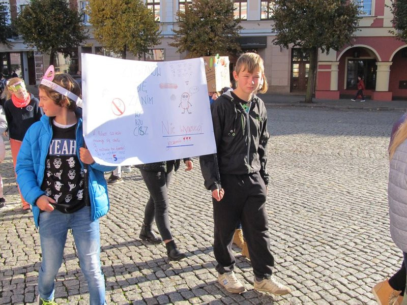 Dzieci robią hałas o jedzenie (zdjęcia)