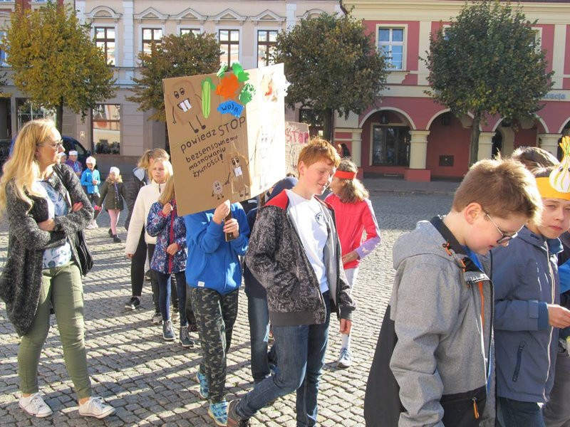 Dzieci robią hałas o jedzenie (zdjęcia)