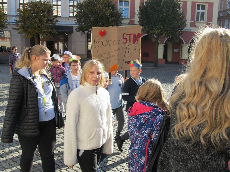 Dzieci robią hałas o jedzenie (zdjęcia)