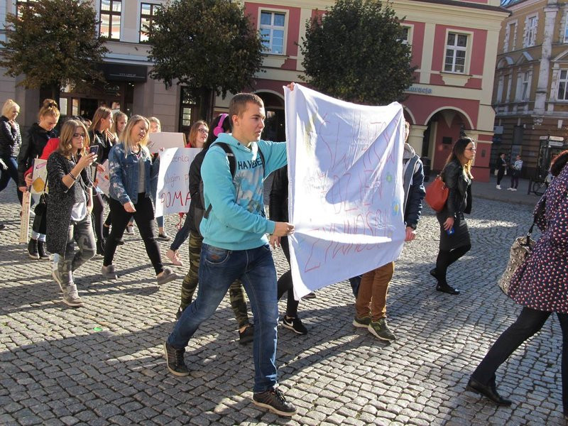 Dzieci robią hałas o jedzenie (zdjęcia)