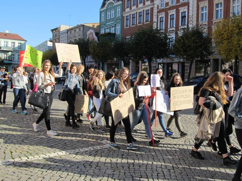 Dzieci robią hałas o jedzenie (zdjęcia)