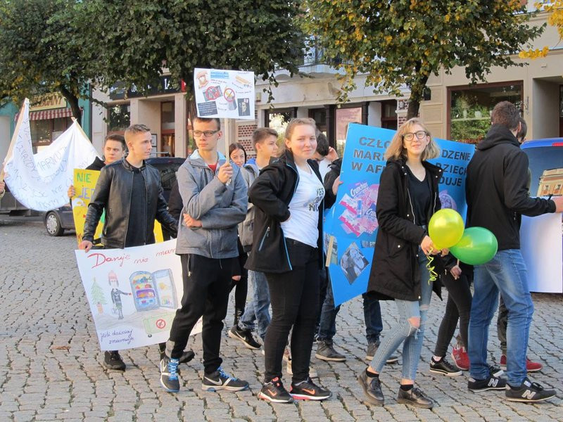 Dzieci robią hałas o jedzenie (zdjęcia)