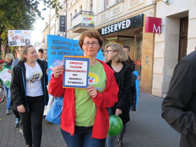 Dzieci robią hałas o jedzenie (zdjęcia)