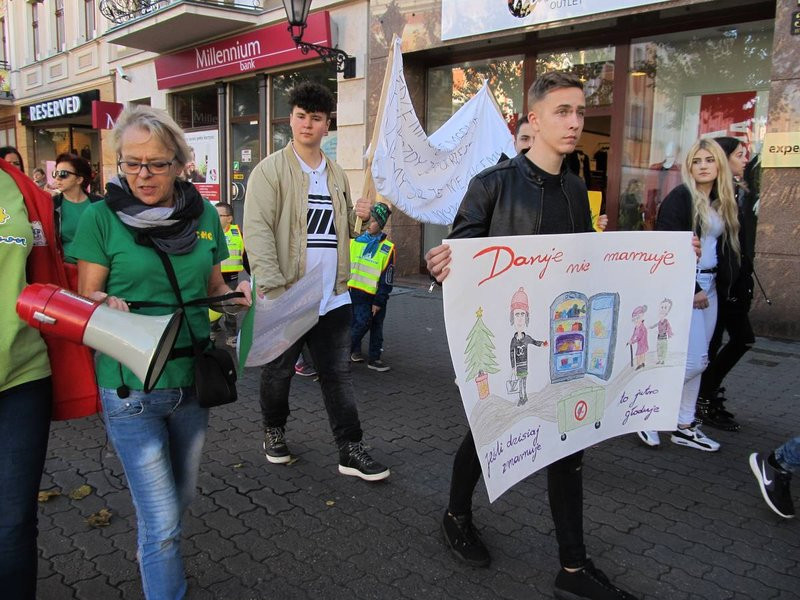 Dzieci robią hałas o jedzenie (zdjęcia)