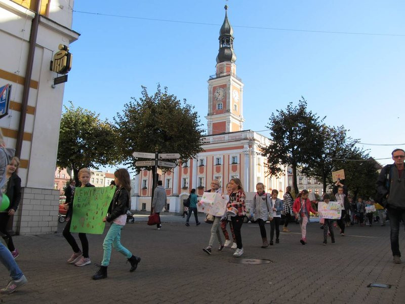 Dzieci robią hałas o jedzenie (zdjęcia)