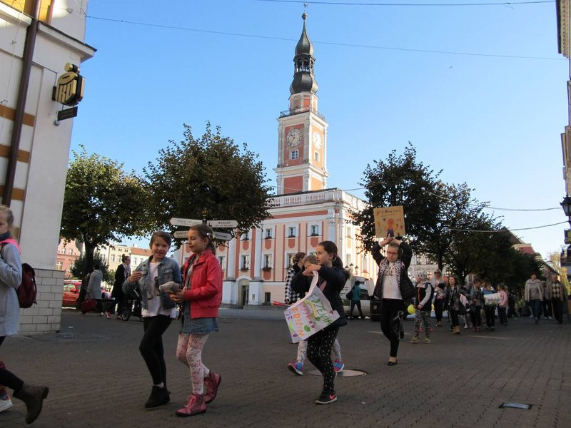 Dzieci robią hałas o jedzenie (zdjęcia)