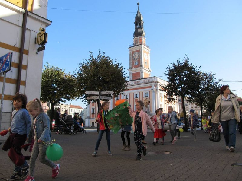 Dzieci robią hałas o jedzenie (zdjęcia)