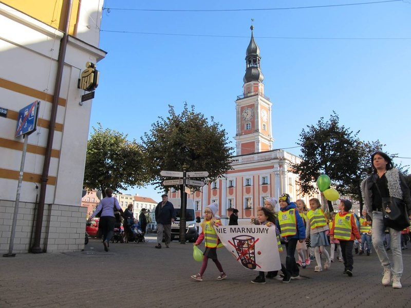 Dzieci robią hałas o jedzenie (zdjęcia)