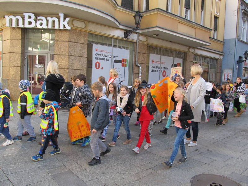 Dzieci robią hałas o jedzenie (zdjęcia)