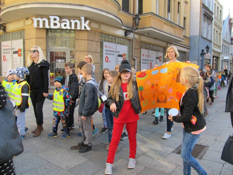 Dzieci robią hałas o jedzenie (zdjęcia)