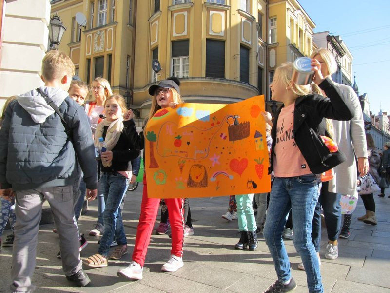 Dzieci robią hałas o jedzenie (zdjęcia)