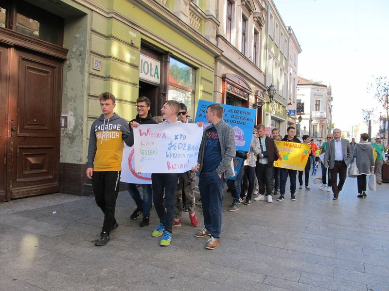 Dzieci robią hałas o jedzenie (zdjęcia)