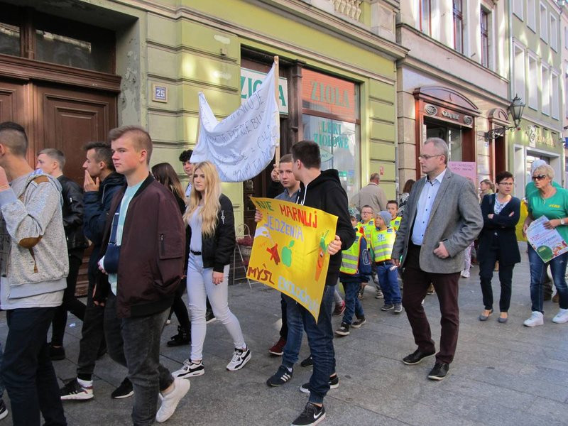 Dzieci robią hałas o jedzenie (zdjęcia)